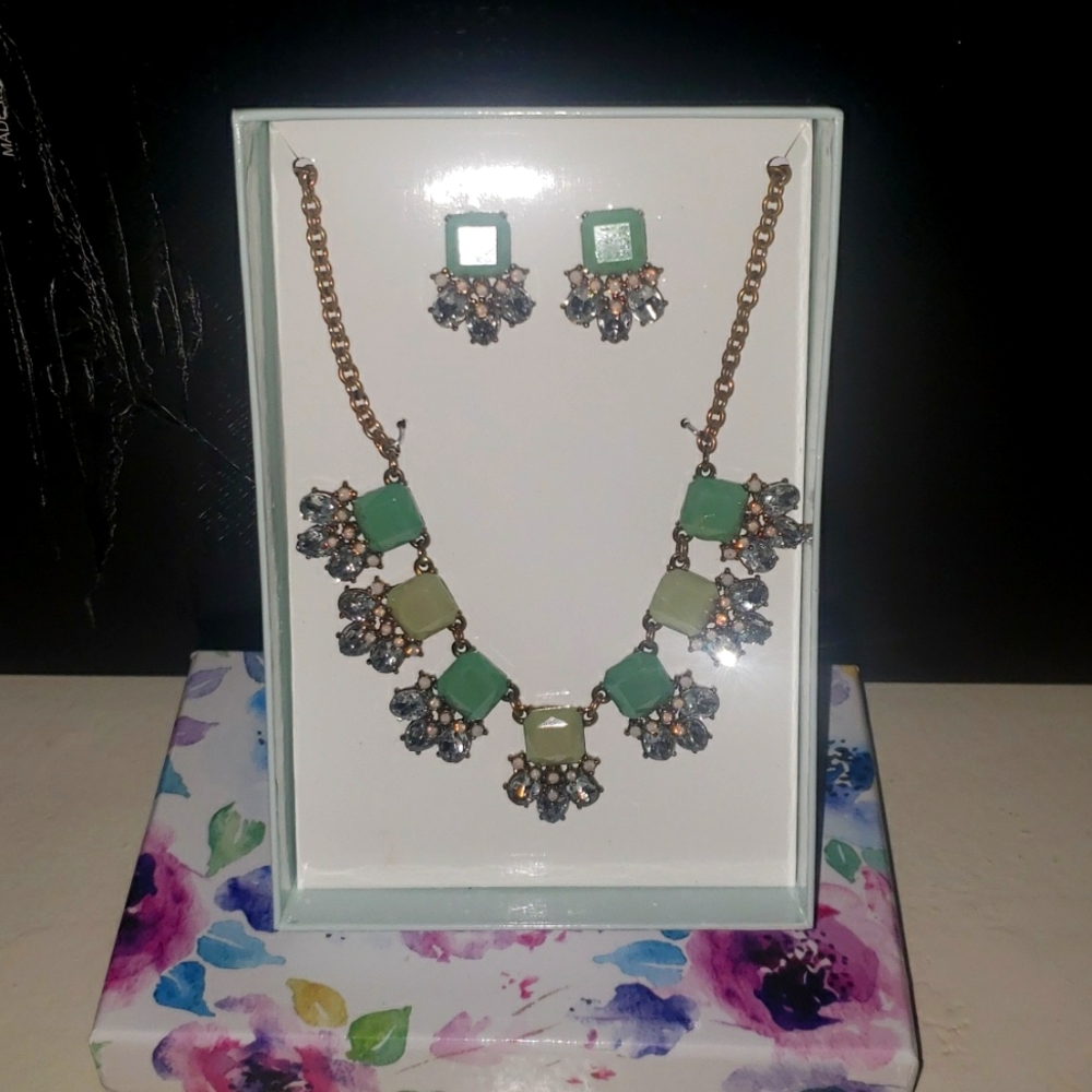 NIB GREEN NECKLACE/EARRINGS SET